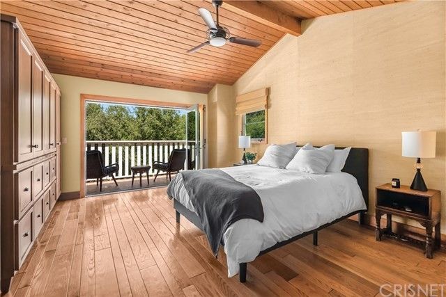 Owner's suite bed Rainn Wilson house 